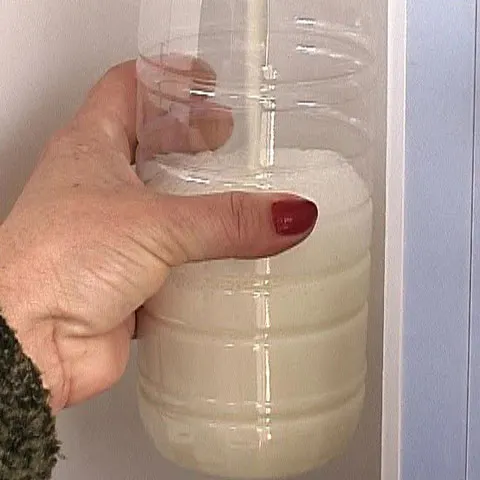 Un fermier din Pantelimon vinde lapte la dozator