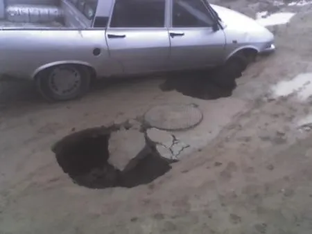 O stradă din Arad s-a surpat sub greutatea maşinii
