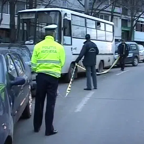 Un autobuz a intrat în cinci maşini parcate pe marginea drumului