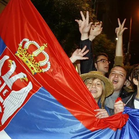 Mai mulţi suporteri ai echipei Serbiei au intrat azi-noapte în ţară