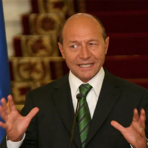 Băsescu: Împrumutul extern înseamnă pentru bugetari salarii îngheţate, tăierea sporurilor şi reducerea numărului funcţionarilor