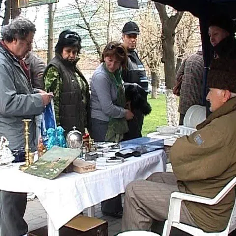 Colecţionarii îşi vând antichităţile ca să aibă din ce trăi