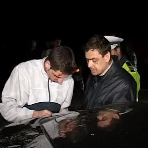O maşină cu cinci oameni la bord s-a răsturnat din cauza vitezei 