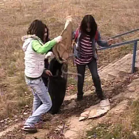 Elevii de la Şcoala N. Iorga din Ploieşti au ecologizat pădurea Bucov