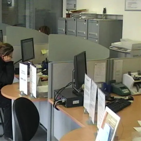 Băncile nu vă mai impun să lucraţi cu carte muncă pentru acordarea unui credit