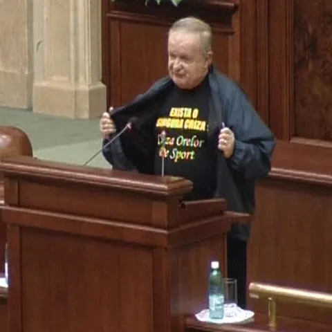 Senatorul PNL Cristian Ţopescu a protestat faţă de reducerea orelor de sport la liceu