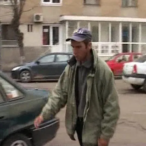 Un bărbat din Piteşti a incendiat, în mai puţin de o lună, patru maşini