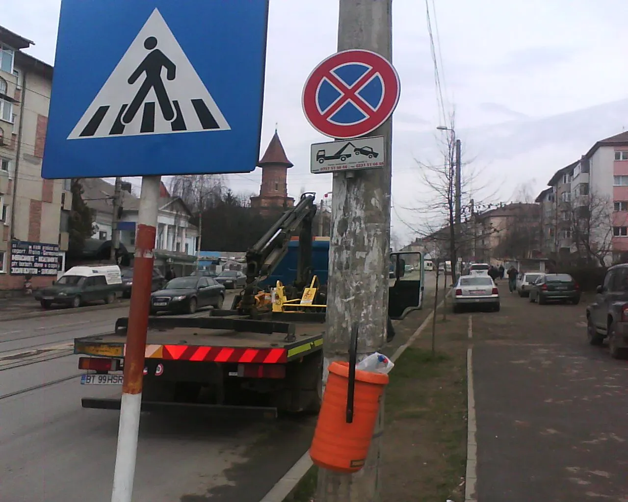 Maşina responsabilă cu ridicarea autovehiculelor, este parcată neregulamentar