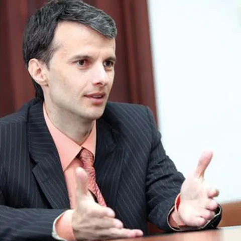 Prin politica restrictivă promovată, acordul cu FMI poate adânci recesiunea, declară Cristian Socol