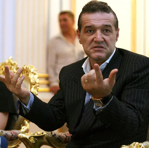 Gigi Becali a fost ridicat de poliţişti de la domiciliul său din Pipera şi dus cu mandat, la Poliţie, pentru audieri. VEZI VIDEO