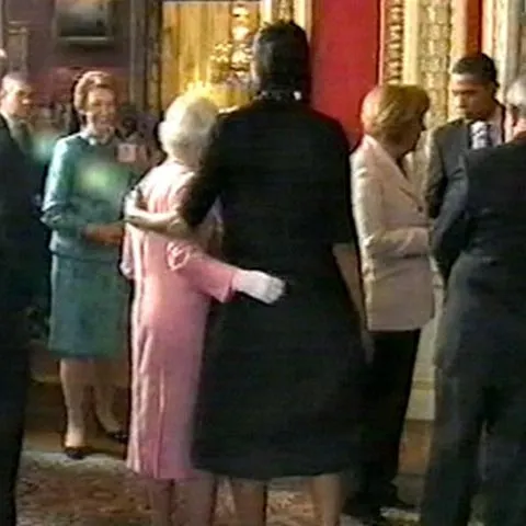 Michelle Obama a încălcat protocolul şi a îmbrăţişat-o pe regina Marii Britanii