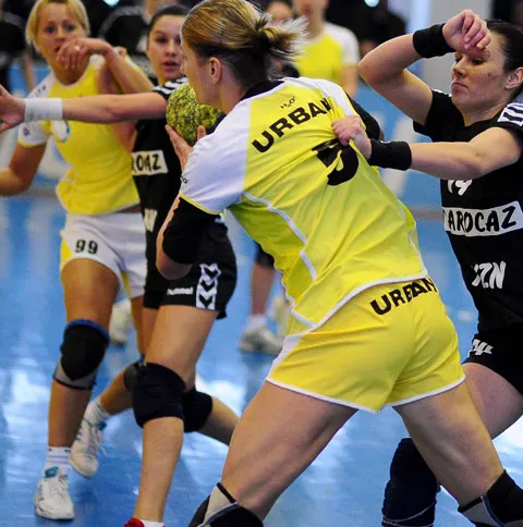 Handbal feminin: Rapid Bucureşti-Rulmentul Braşov 34-46, într-un meci devans din etapa a 21-a