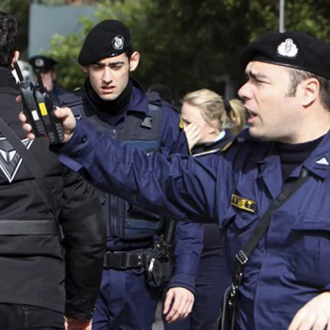 Doi poliţişti au fost răniţi de gloanţe într-un cartier din Atena
