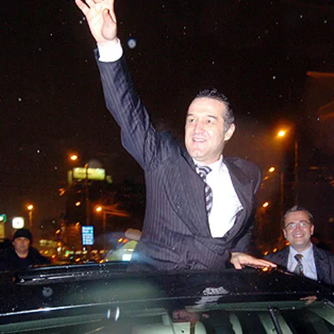 AS şi Marca au scris că Gigi Becali a fost luat de mascaţi de la uşa casei 