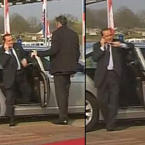 Berlusconi a ratat începutul unei ceremonii NATO pentru că vorbea la telefon