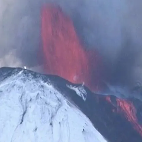 Erupţia unui vulcan din Chile a dus la evacuarea localnicilor şi turiştilor 