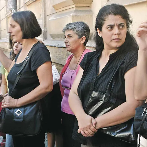 Peste 70 de profesori navetişti din judeţul Iaşi au pichetat Prefectura