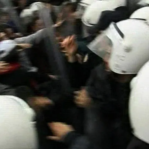 Mii de turci au protestat la Ankara faţă de prezenţa lui Barack Obama în ţara lor