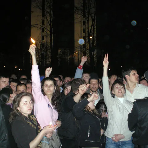 Manifestanţii anticomunişti moldoveni au ieşit pe străzi în oraşele Ungheni şi Bălţi
