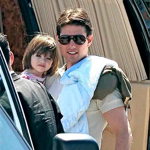 Tom Cruise plăteşte 1 milion de dolari pentru educaţia micuţei Suri