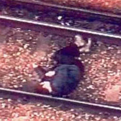 Un bărbat beat a scăpat cu viaţă după ce a adormit pe şina de tren