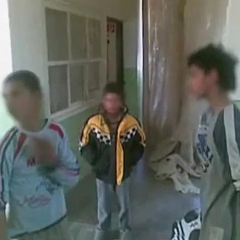 Copii romi obligaţi de poliţişti să se bată între ei şi să se dezbrace, în Slovacia - VEZI VIDEO