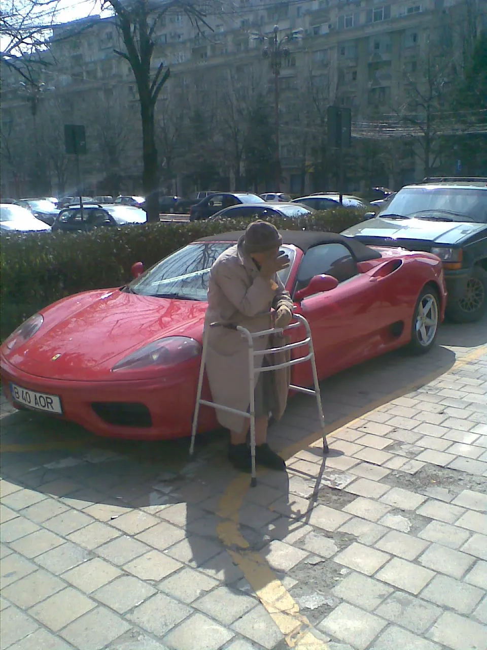 Bătrânica de lângă Ferarri