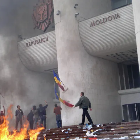 Comisia electorală centrală de la Chişinău va permite opoziţiei să verifice listele cu alegători