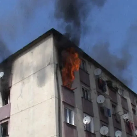 Cinci apartamente de la două etaje ale unui bloc din Petroşani au ars