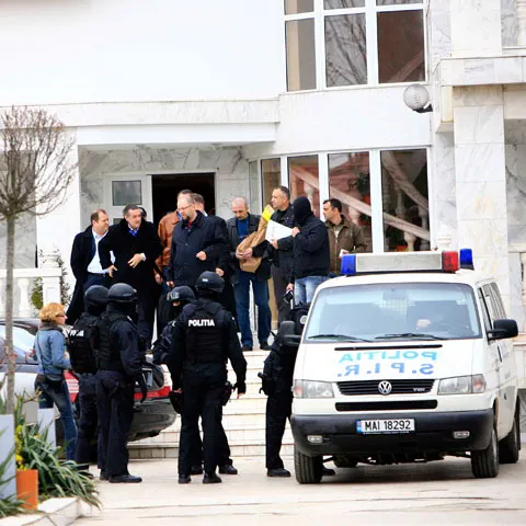 Patru membri ai clanului Geamănu au primit mandate de arestare pentru trafic de droguri 