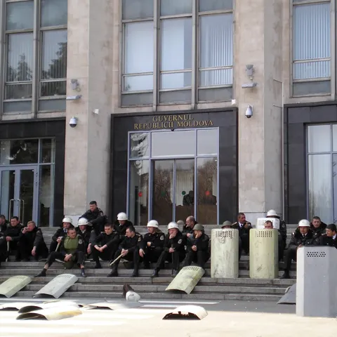 Circa 800 de persoane "înarmate" cu flori s-au strâns în faţa sediului Guvernului din Chişinău