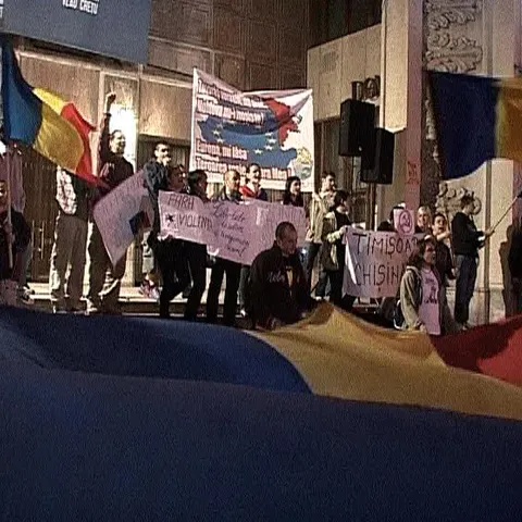 A patra seară la rând tinerii s-au adunat să protesteze în faţa TNB