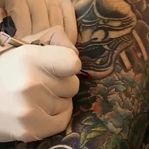 Românii, mai interesaţi de tatuaje şi de piercinguri pe timpul crizei