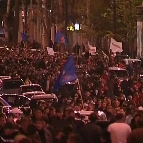 Opoziţia georgiană cere demisia preşedintelui Mihail Saakaşvili 