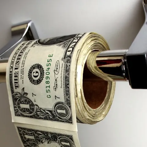 Românii dau aproape tot ce câştigă pe consum şi taxe