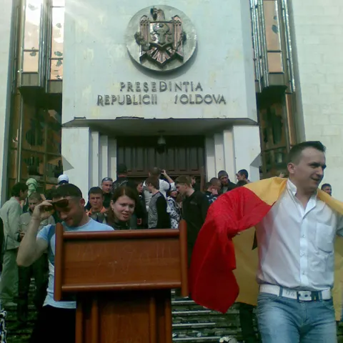 Unele dintre tinerele reţinute de poliţie în Republica Moldova au fost abuzate sexual, potrivit presei locale