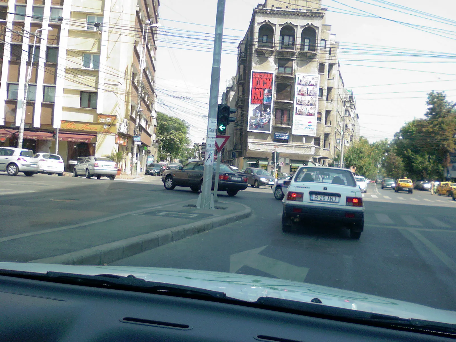 Semafor ascuns după un stâlp