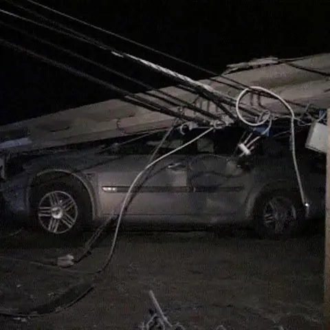 Un şofer grăbit s-a oprit într-un stâlp după ce a lovit o altă maşină 
