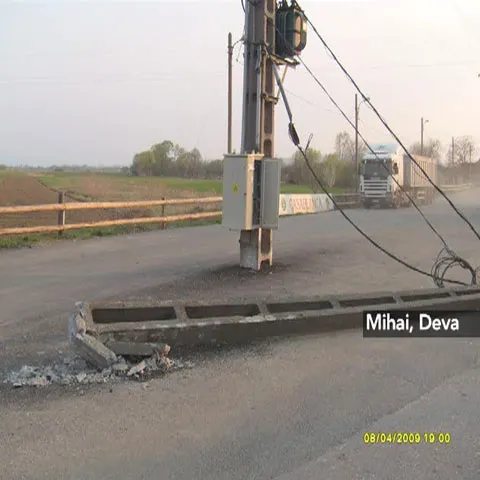 Un stâlp a căzut pe DN66