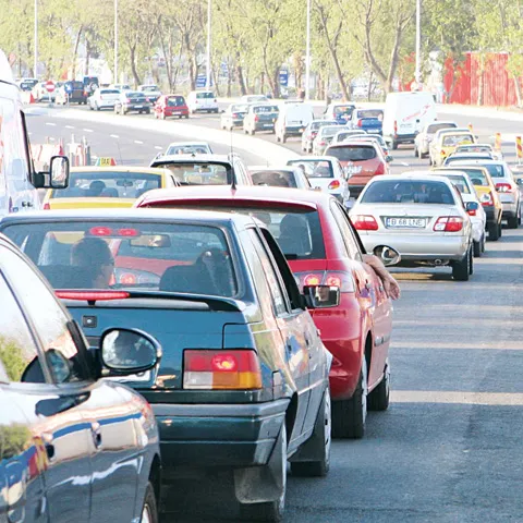 Circulaţie îngreunată pe DN 1A, după ce un TIR a derapat şi a dărâmat un stâlp de electricitate