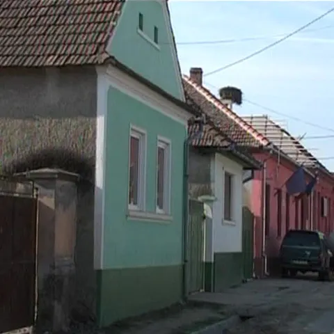 În a doua zi a Paştelui catolic, în Ardeal, băieţii le stropesc pe fete cu parfum