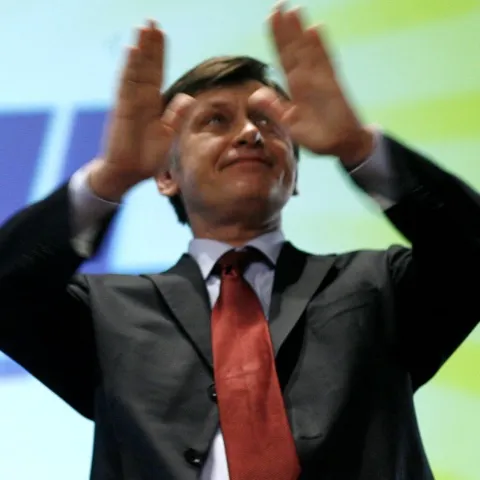 Antonescu anunţă că PNL pregăteşte o moţiune de cenzură pe tema impozitului forfetar