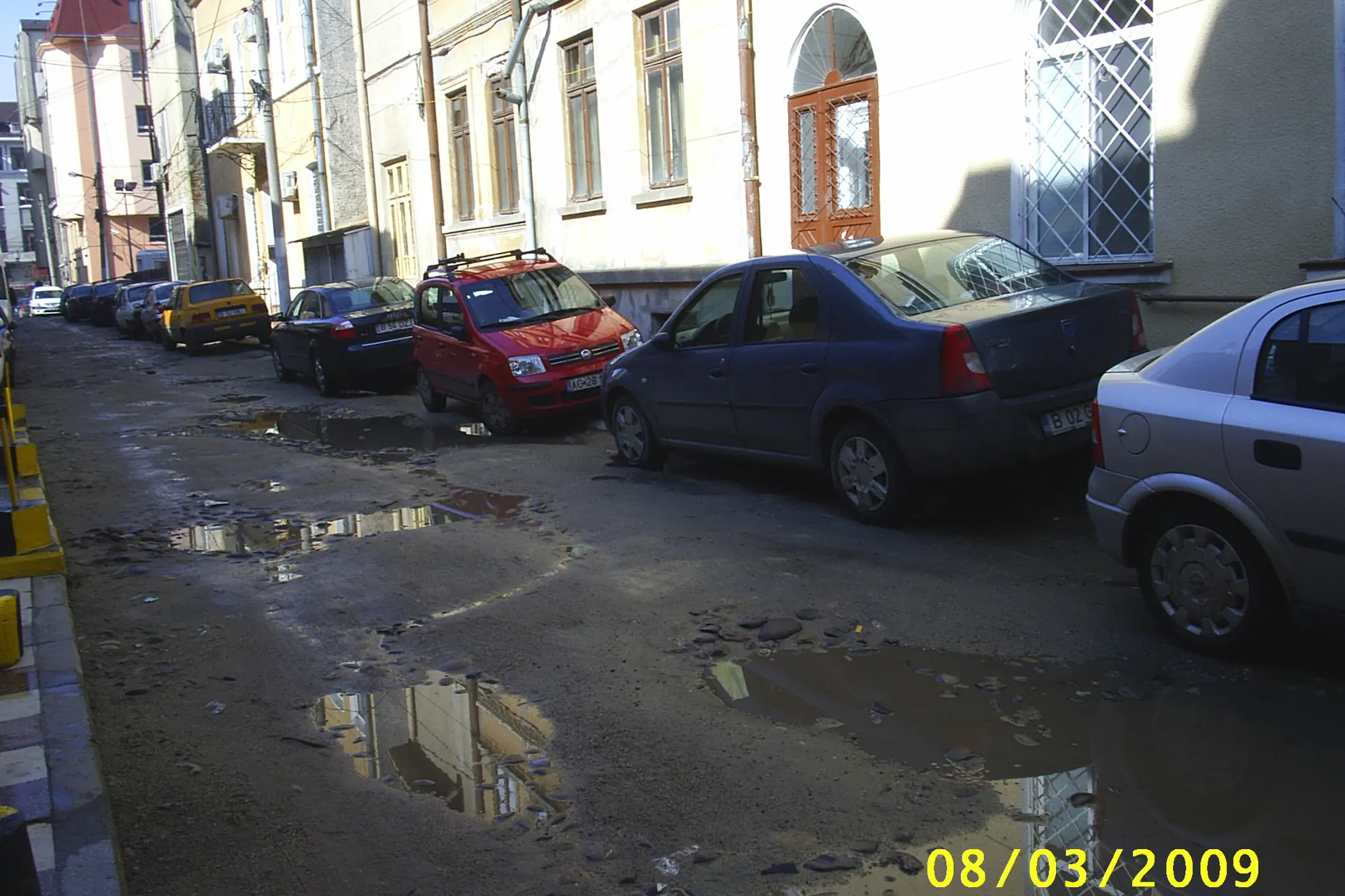 Gropi pe strada Mavrogheni din Capitală