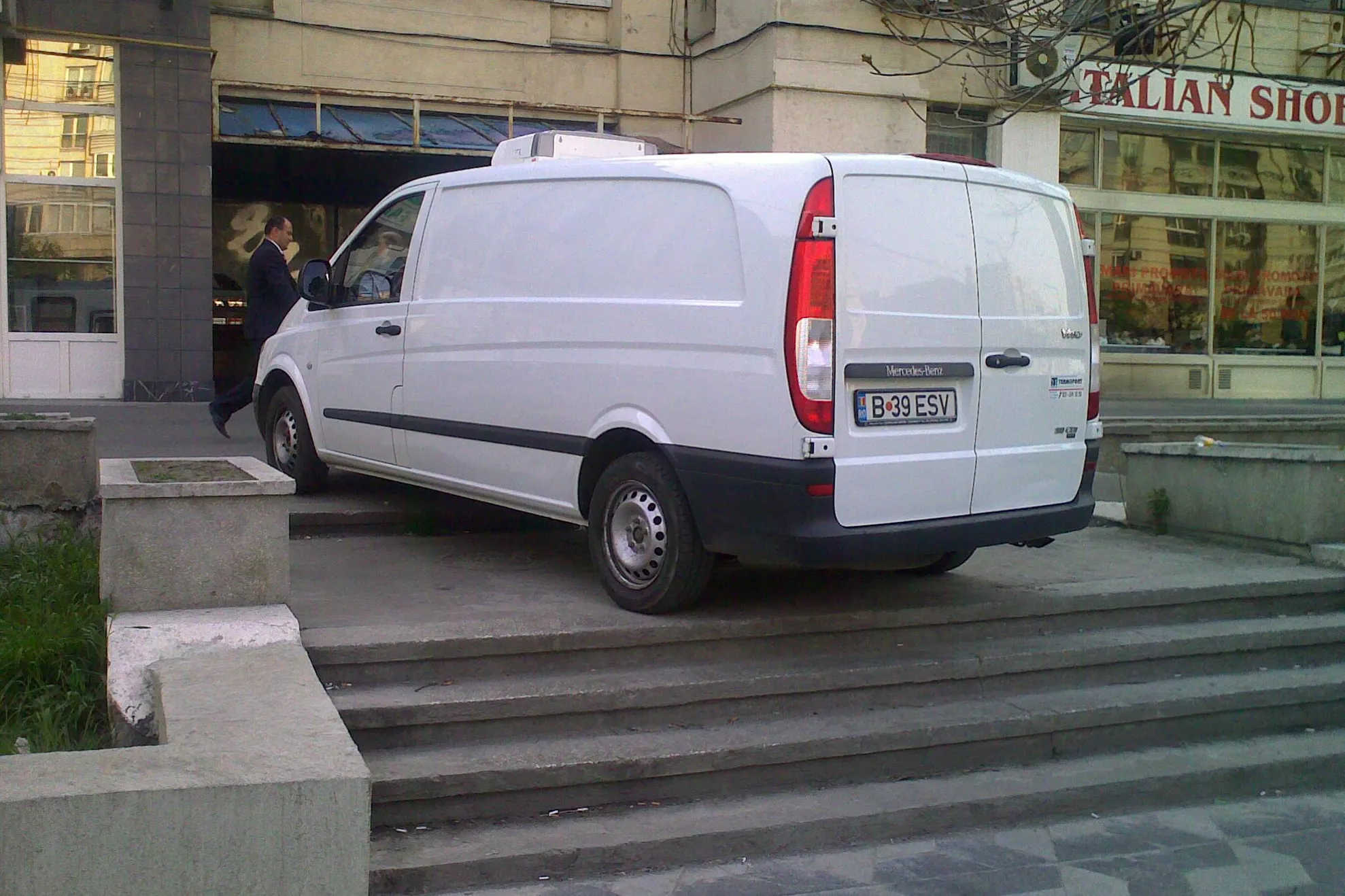 Parcat pe trotuar, pe scări