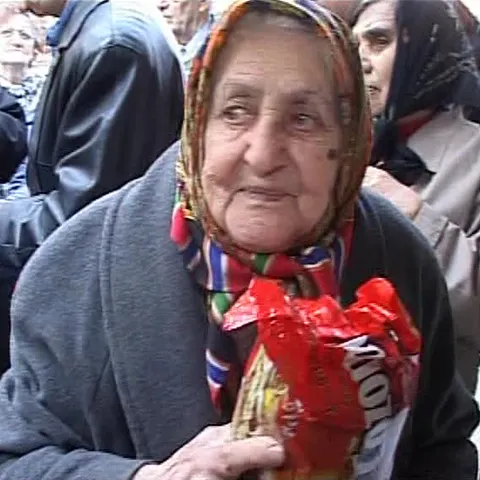 Peste 100 de pensionari din sectorul 5 au primit gratuit cozonaci de la Casa de Ajutor