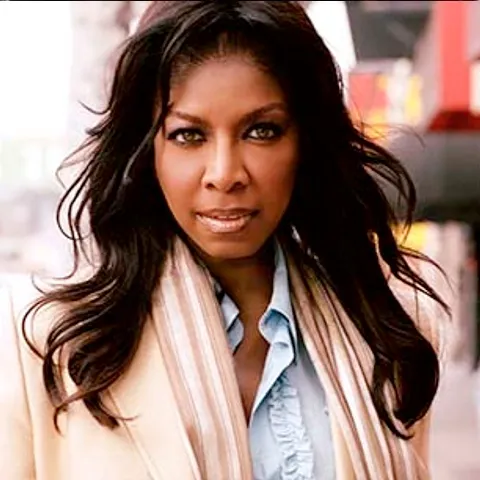 Cântăreaţa Natalie Cole face chimioterapie în culisele spectacolelor