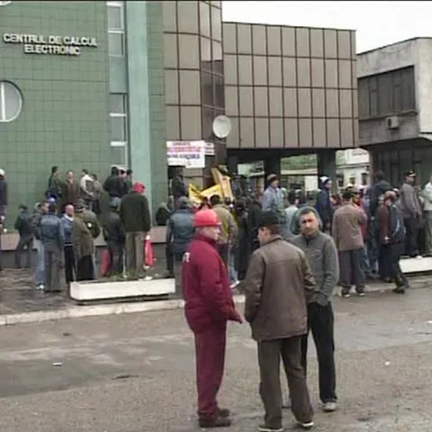 Peste 2.000 de siderurgişti s-au strâns la protestul din faţa combinatului ArcelorMittal Galaţi