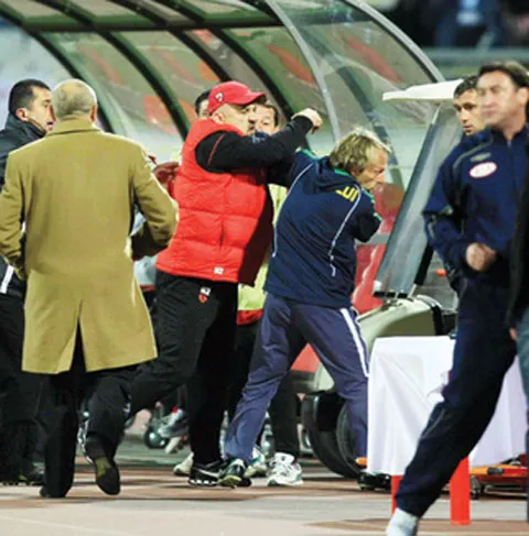 Masorul lui Dinamo, suspendat 16 etape pentru că l-a lovit pe secundul lui FC Vaslui!
