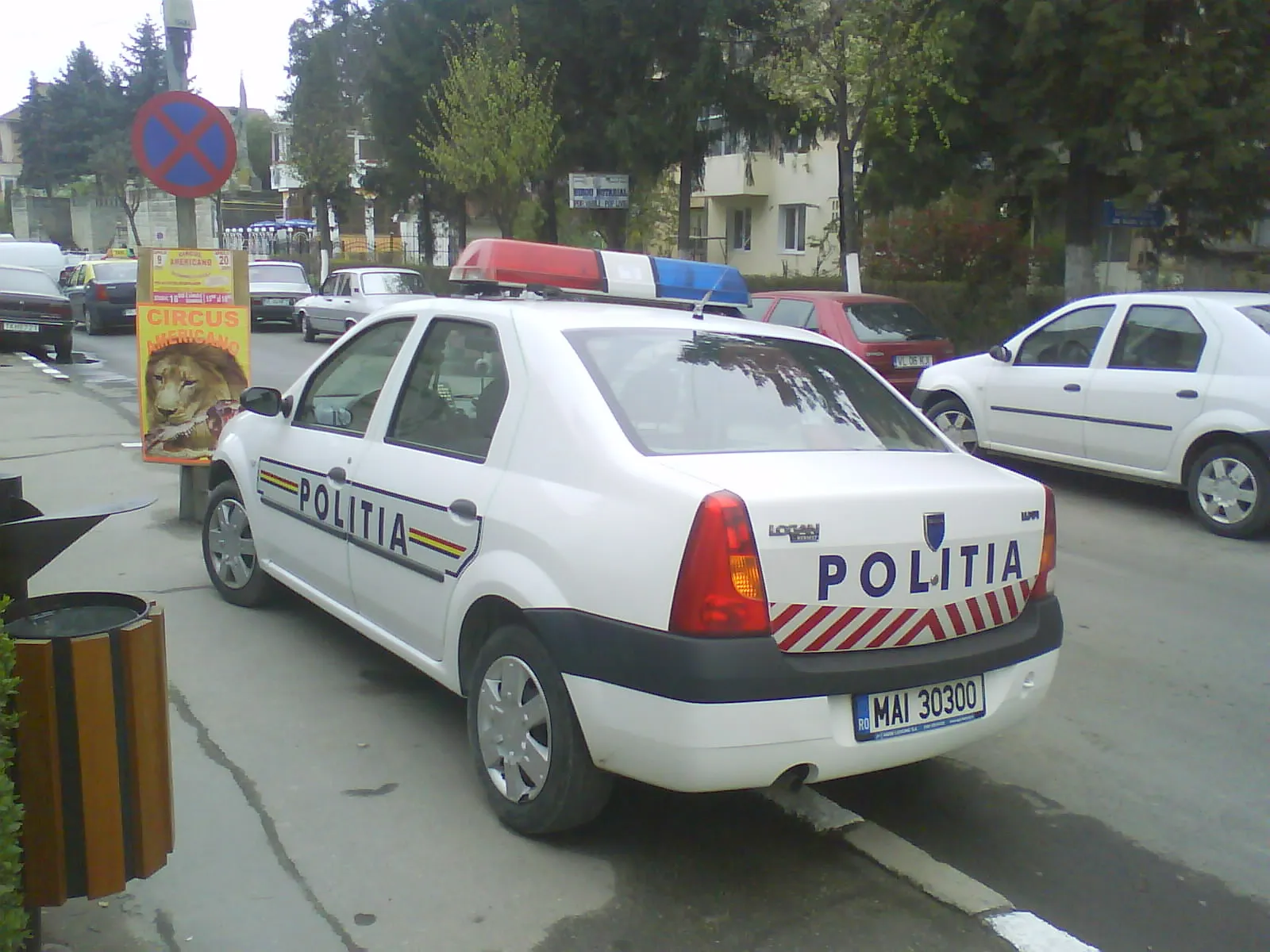 Maşina poliţiei parcată neregulamentar