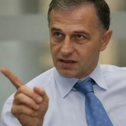 Rudele politicienilor au devenit ţinta adversarilor în campanie